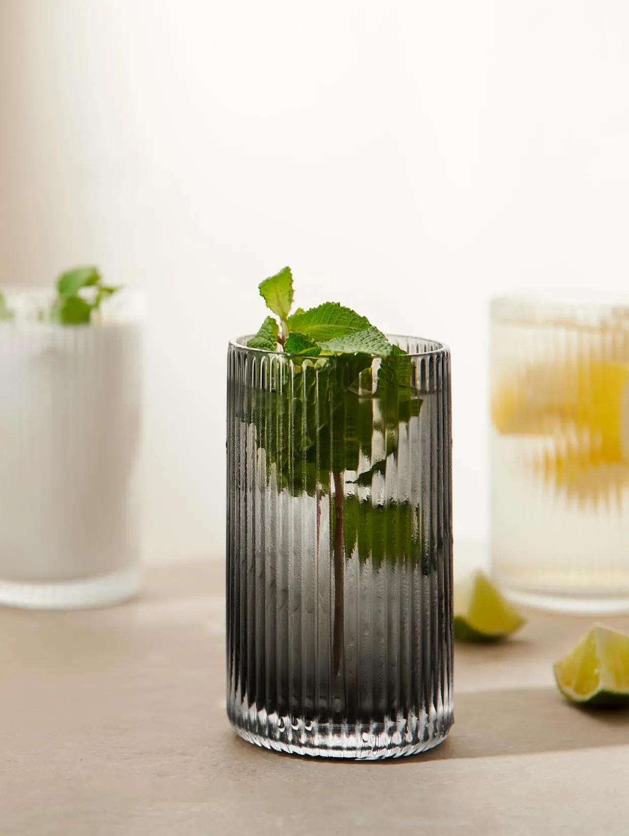 glas, grey