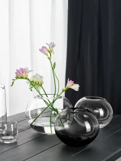vase, shadow